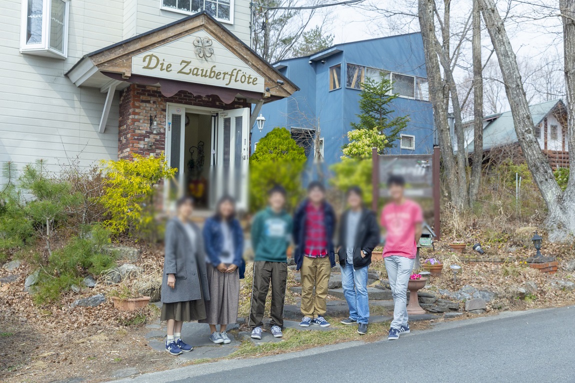 集合写真 魔法の笛玄関前にて