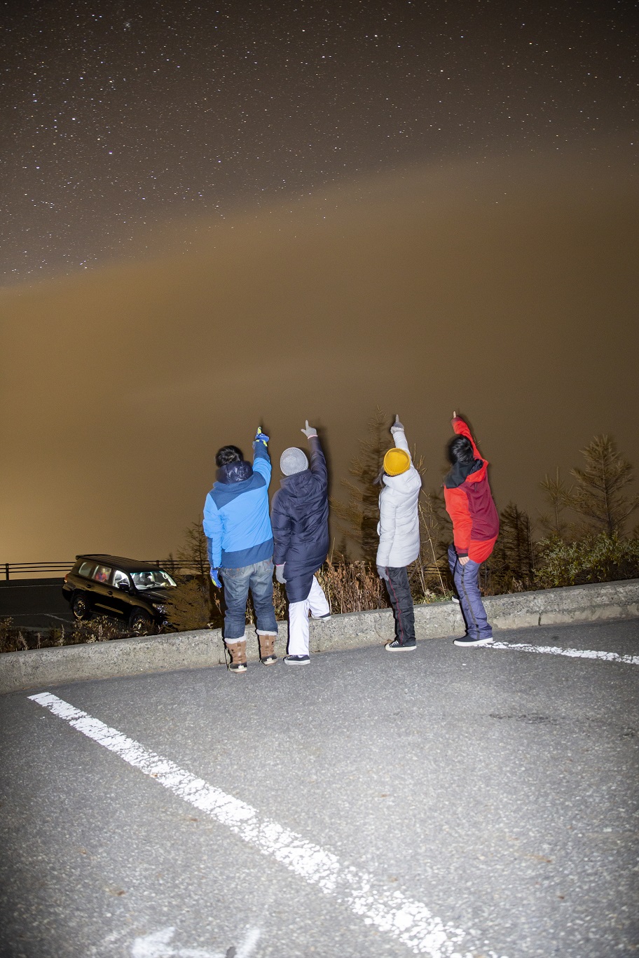 雲間を指差す