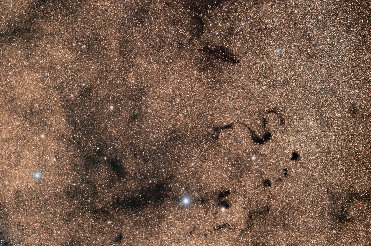 S字状暗黒星雲周辺