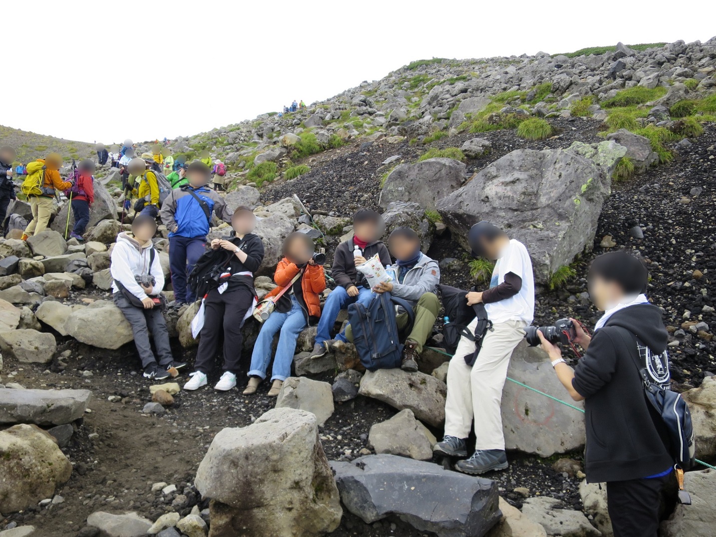 途中の岩場で休憩