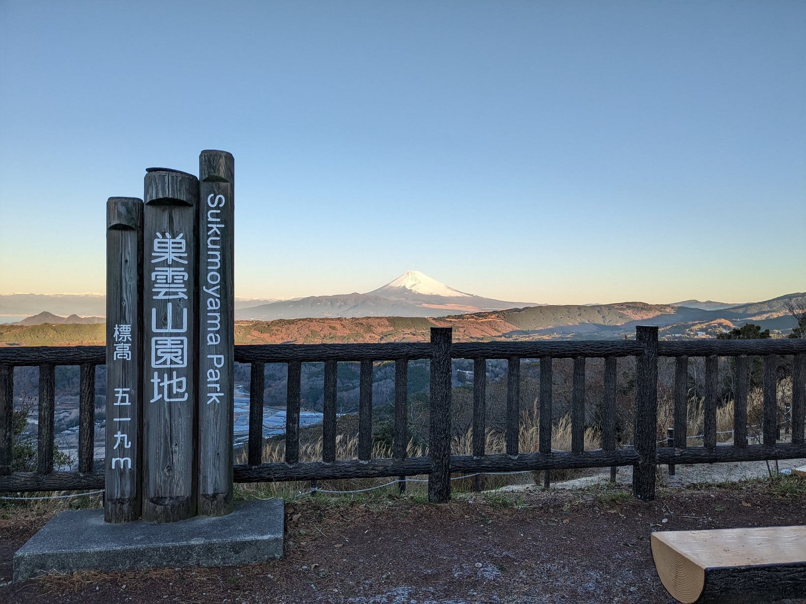 朝焼けに照らされる富士山